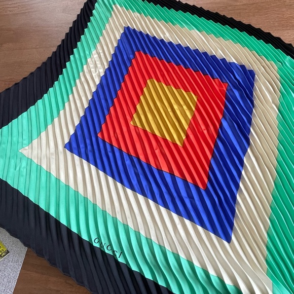 Gucci pleated silk scarf - Picture 8 of 10